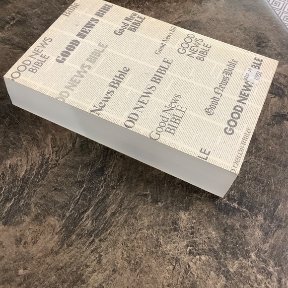 Vintage Good News Bible in excellent condition - Picture 2 of 2